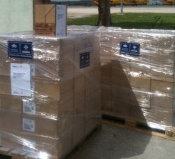 Productos farmacéuticos y de nutrición infantil donados por la Fundación Reina Sofía y Laboratorios Normon, que fueron transportados en el avión de la